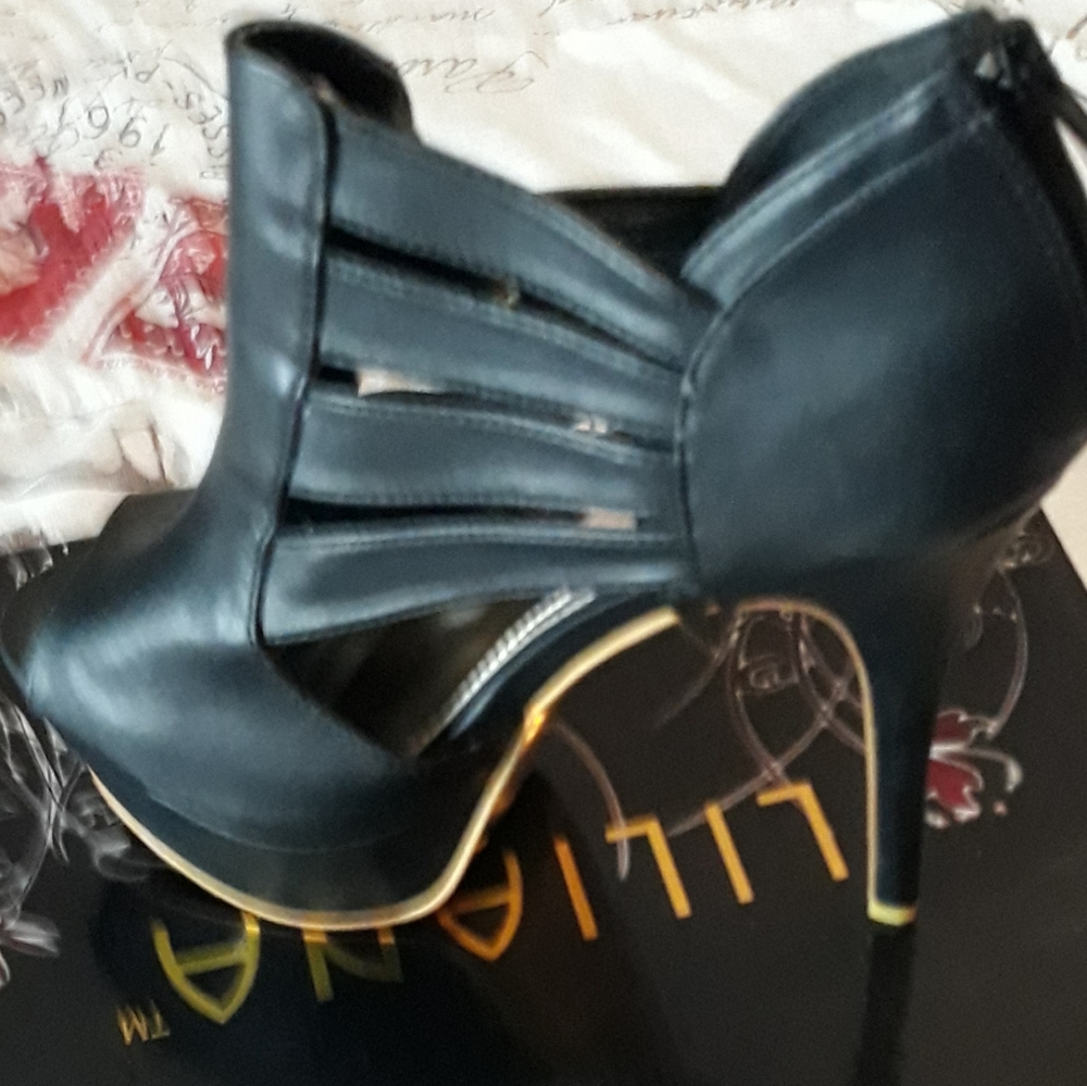 Shoes - Picture 2 of 7